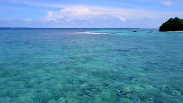 Sunny astratto della laguna tropicale viaggio sulla spiaggia da blu oceano e sfondo di sabbia bianca vicino a banco di sabbia — Video Stock