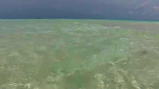 푸른 바다와 파도 근처에 있는 백 사 장을 배경으로 아름다운 휴양지의 텅 빈 풍경 — 비디오