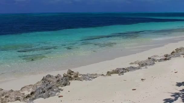 Krajobraz w ciągu dnia luksusowy widok na morze styl życia plaży przez jasne laguny z białym, piaszczystym tle w pobliżu piaskownicy — Wideo stockowe