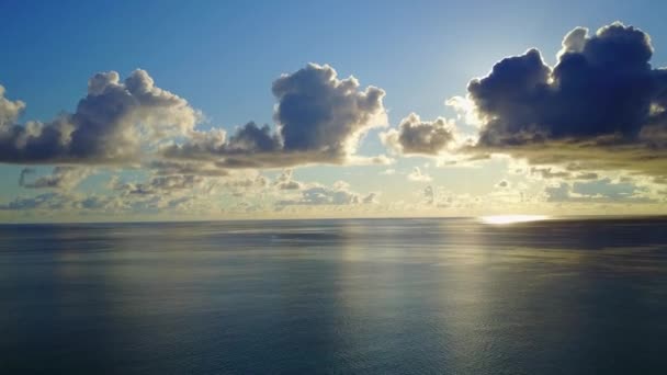 Drone antenn landskap idylliska resort beach break av grunt vatten med vit sand bakgrund — Stockvideo