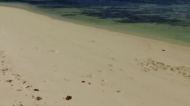 Zonnig panorama van paradijs kust strand reis door blauwe zee met witte zandachtergrond in de buurt van resort — Stockvideo