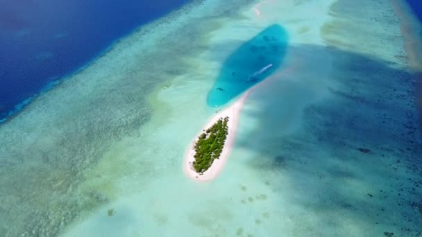Drone antenne abstract van idyllische kust strand breken door duidelijke lagune en witte zand achtergrond — Stockvideo