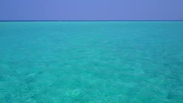 Panorama grand angle de paradis lagon plage style de vie par lagon bleu avec fond de sable blanc près de la station — Video