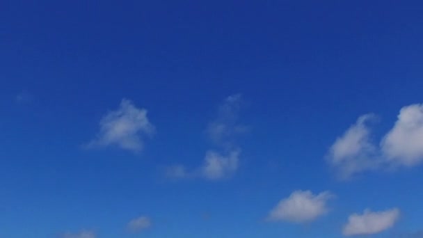 Копирование космического ландшафта расслабляющего побережья пляжного путешествия синим зеленым морем и белым песком фоне в солнечном свете — стоковое видео