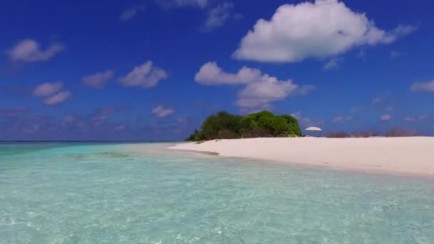 Romantické panorama mořské laguny pláž životní styl podle modrého moře a bílého písku pozadí v blízkosti palem — Stock video