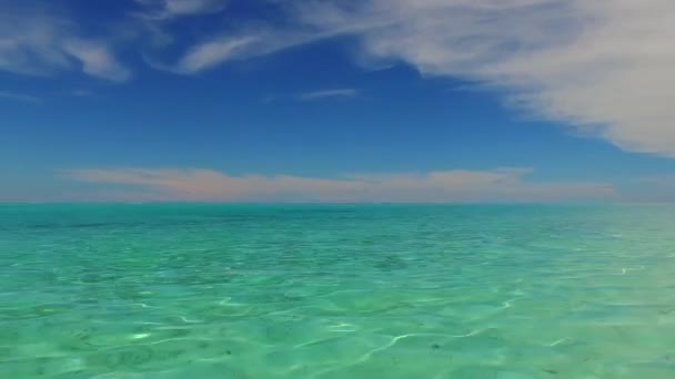 Közelkép textúra a tengeri turisztikai strand nyaralás kék víz és fehér homokos háttér közelében hullámok — Stock videók