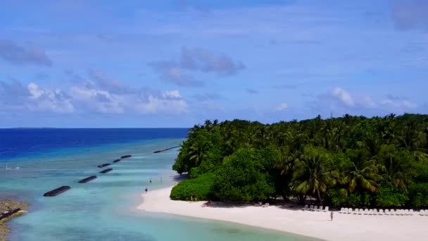 Letecké drone panorama klidné turistické pláže čas od transparentní moře s bílým pískem pozadí