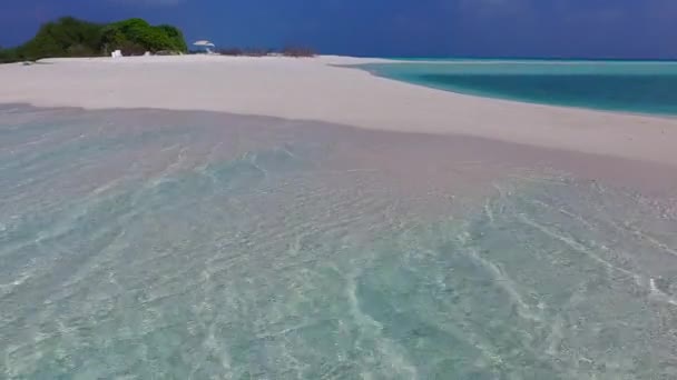 Paisaje cálido de exóticas vacaciones en la playa junto a una laguna verde azul y fondo de arena blanca cerca de palmeras — Vídeo de stock