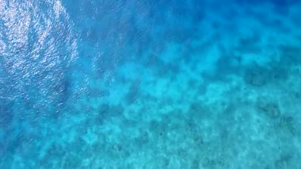 アクアブルーの海とリゾート近くの白い砂の背景によるエキゾチックなリゾートビーチの冒険の空の風景 — ストック動画