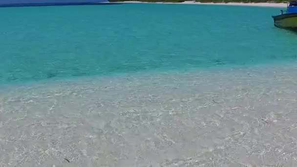 Turismo ad ampio angolo di mare turistico spiaggia pausa da acque limpide e sfondo di sabbia bianca vicino surf — Video Stock