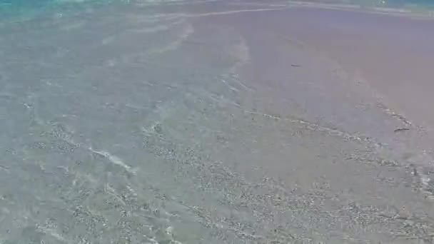 Paysage estival de détente voyage à la plage touristique par lagune bleue avec fond de sable blanc avant le coucher du soleil — Video