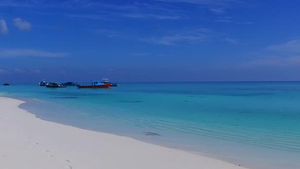 Теплый морской пейзаж спокойного побережья пляжного путешествия на синем море и белом песчаном фоне рядом с курортом — стоковое видео