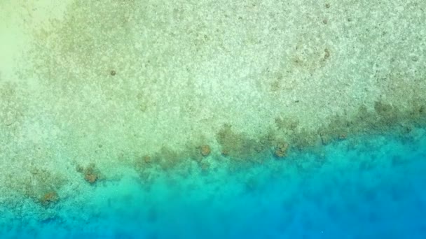여름의 추상적 인 열 대 초호 해변 여행, 맑은 초호와 해변 근처의 하얀 모래 배경 — 비디오