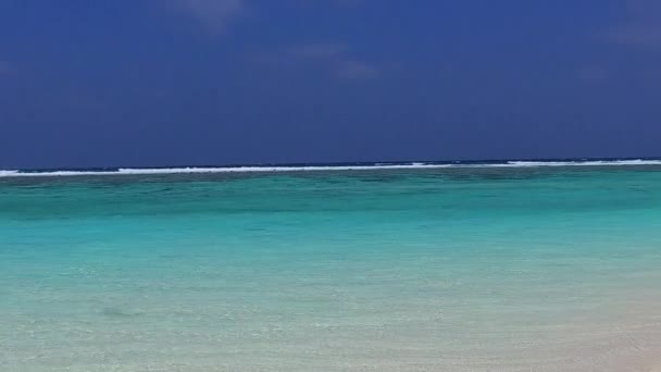 Αντιγραφή διαστημικού τουρισμού της θάλασσας παραλιακό ταξίδι παραλία με μπλε λιμνοθάλασσα με λευκό αμμώδη φόντο πριν από το ηλιοβασίλεμα — Αρχείο Βίντεο