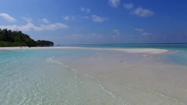 Turismo romântico de tranquila ilha praia vida selvagem por mar azul com fundo arenoso branco na luz do sol — Vídeo de Stock