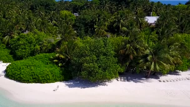 Letnia turystyka spokojnej laguny wakacje na plaży przez błękitną lagunę i biały piasek tle w pobliżu kurortu — Wideo stockowe