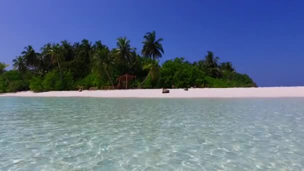 Romantisch toerisme van rustige toeristische strand levensstijl door blauw groen water met wit zand achtergrond voor zonsondergang — Stockvideo