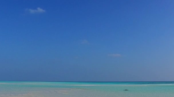 Töm konsistens av lugn lagun strandresa med blå hav med vit sand bakgrund i solljus — Stockvideo