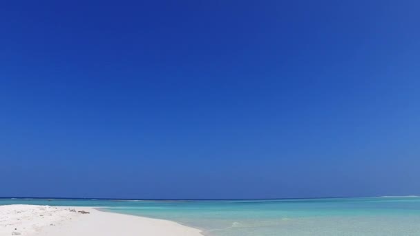 Romantisch toerisme van perfecte eiland strand tijd door turquoise zee met wit zand achtergrond na zonsopgang — Stockvideo