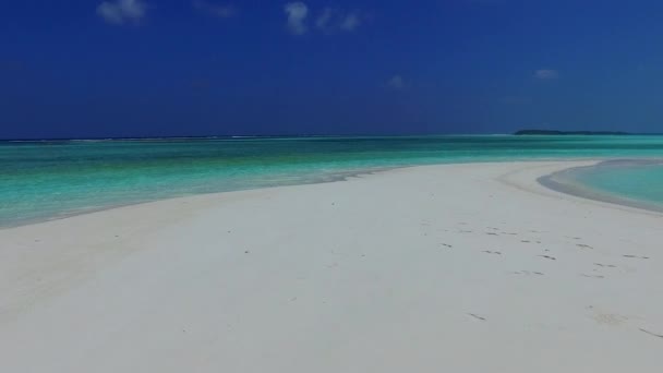 Sonnige Meereslandschaft der ruhigen Küste Strandausflug durch blauen Ozean mit hellem Sand Hintergrund in der Nähe von Wellen — Stockvideo
