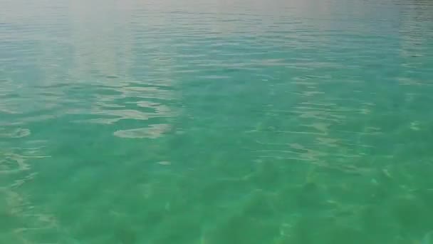 Aqua Blue Lagoon 'un mükemmel turistik plaj macerasının boş turizmi dalgalara yakın parlak kumlu arka planda — Stok video