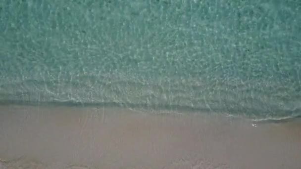 Sonnige Landschaft von exotischen Bucht Strandurlaub von blauem Meer und weißem Sand Hintergrund in der Nähe von Wellen — Stockvideo