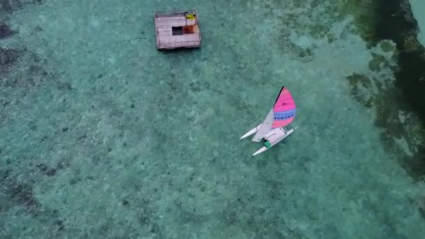 Kopiuj przestrzeń krajobrazy doskonałego wypoczynku plaża wakacje przez niebieską lagunę i jasne tło piasku w pobliżu surfowania — Wideo stockowe