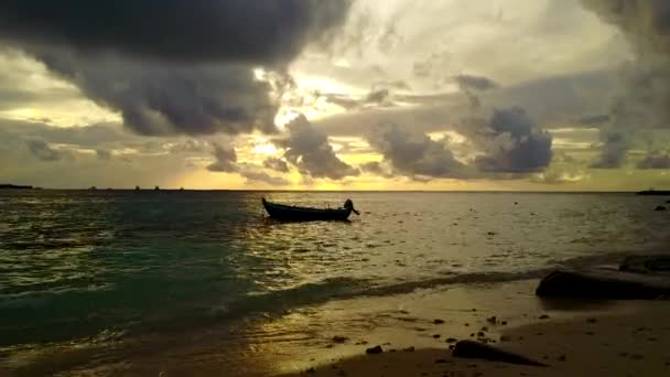 Copiar el paisaje espacial de la tranquila vista al mar viaje a la playa por mar turquesa con fondo de arena blanca antes del atardecer — Vídeos de Stock