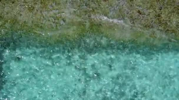 Güneşli gökyüzü mükemmel sahil sahili gezisi mavi yeşil okyanus, temiz kumlu arka plan güneş doğduktan sonra — Stok video