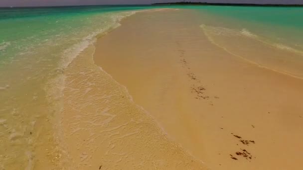 Romántico paisaje marino del paraíso viaje de la playa de la bahía por el océano poco profundo y el fondo de arena blanca cerca de las olas — Vídeos de Stock