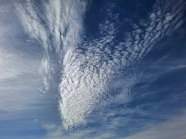 Mavi gökyüzünde beyaz kabarık bulutlar