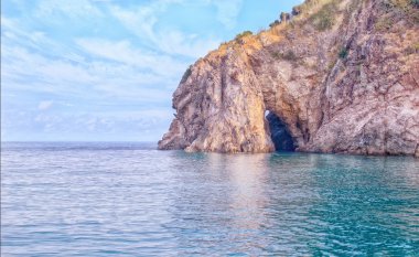 Deniz bir mağarada taşla. Denizden yağ.