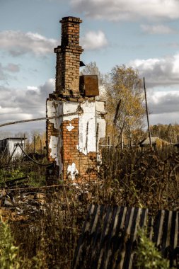 Baca, yangın. Yangından sonra ev kalıntıları, eski tuğla baca.