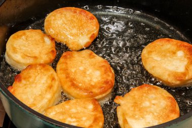 Çörekler bir tencerede kızartılır. Krep.