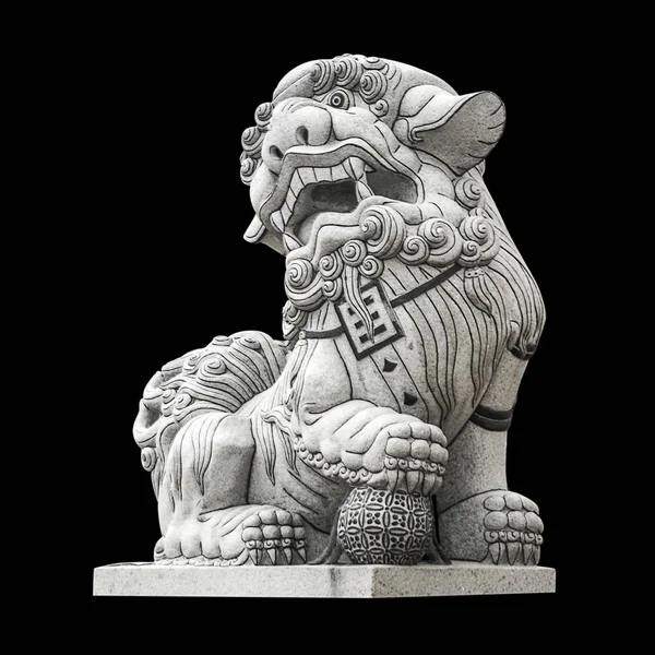 Çinli bir aslan heykeli. Siyah bir arka plan üzerinde izole.