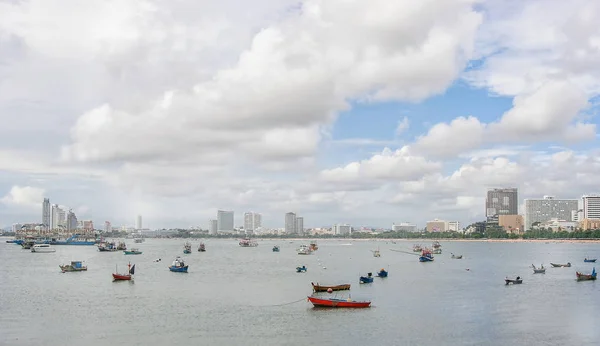 Tekneler ile deniz defne. Sahile yüksek binalar ile görmek mümkün. Bulutlu gökyüzü.