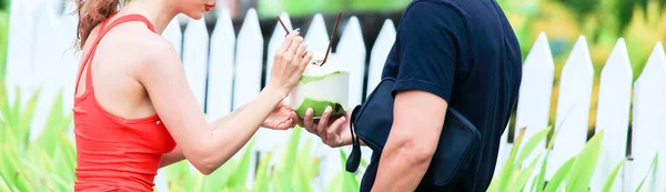 Hindistan cevizi suyu içecek. Kız erkek arkadaşını elinden Hindistan cevizi suyu içme.