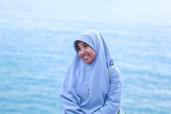 Phuket Thailand September 2011 Muslim Girl Hijab Timid Glance Blue — Stock Photo, Image