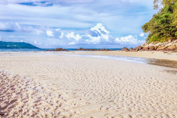 Beach, kum, deniz, yansımalar, kayalar, dalgalar, güneşli bir gün, gökyüzü bulutlar.