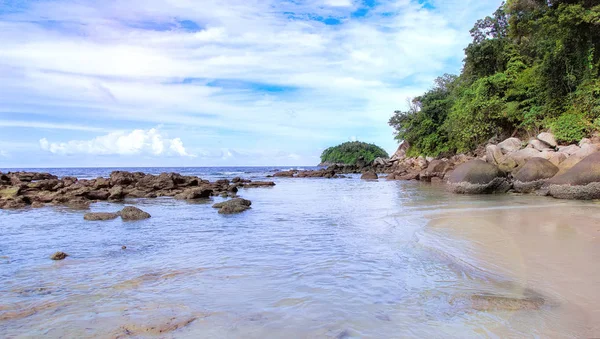 Beach, kum, deniz, yansımalar, kayalar, dalgalar, güneşli bir gün, gökyüzü bulutlar.
