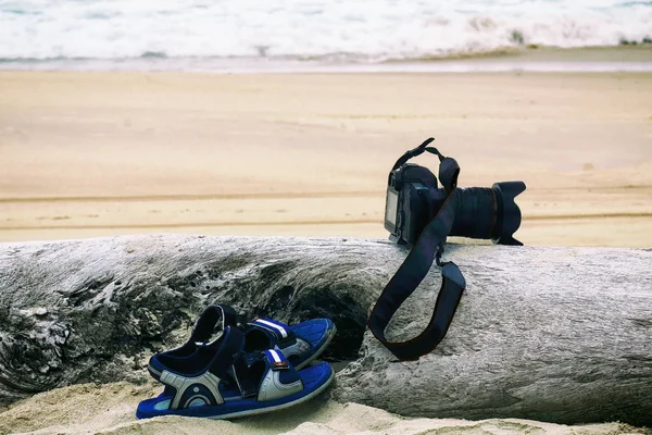 Fotoğraf makinesi ile terlik sahilde. Sen-ebilmek görmek deniz ve dalgalar.