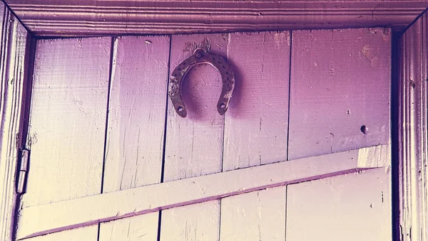 Kapıyı at nalı. Mutluluk ve refah bir sembolü. Ahşap boyalı kapı.