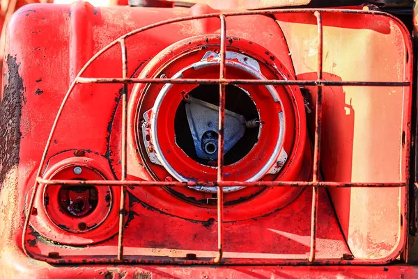 Bir araba farlar. İtfaiye arabası bozuldu.