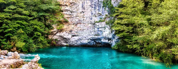 Fließender Strom Auf Einem Felsen Der Blaue See Blätter Und — Stockfoto