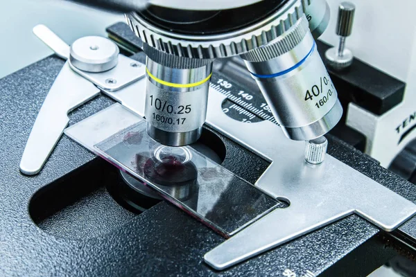 Mikroskop. Objektif nesne tablo görünümünü.