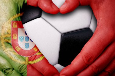 Futbol topu arka plan üzerinde bir kalp oluşturan bir Portekiz bayrağı ile el boyalı