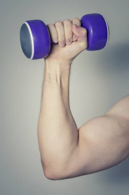 Atletik kol kaldırma dumbllle yakın çekim