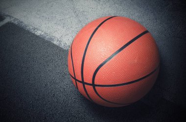 Açık havada sahada basketbol topu yakın çekim