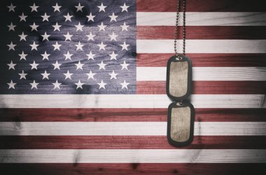 Amerikan bayrağı arka plan üzerinde askeri Künye