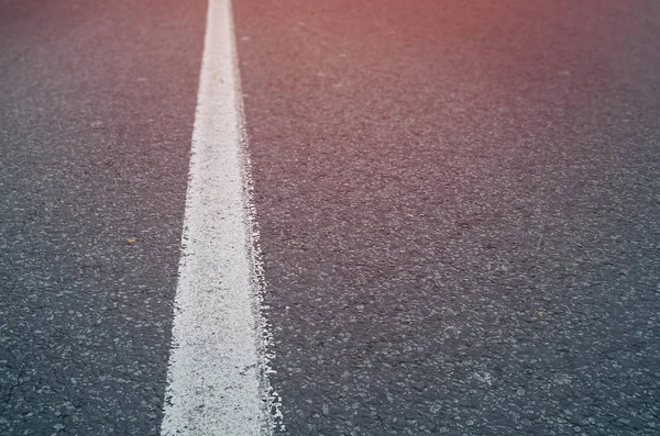 アスファルトの道路と白い通りの分割線 — ストック写真